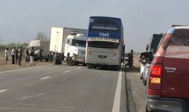 Por la poca visibilidad, un camión de caudales del Banco Rioja, un colectivo y auto colisionaron por Ruta Nacional 38