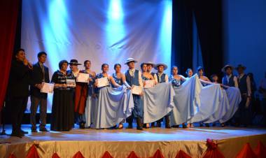 Quedó presentado el cuerpo de baile Amanecer Folklórico en la Noche de gala de la EPET