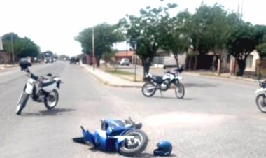 Chepes: motociclista pierde el control del rodado y cae pesadamente a la cinta asfáltica