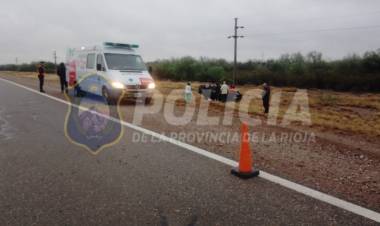 Conductor se durmió mientras conducía, cruzó de carril y terminó volcando
