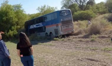 Un colectivo sufrió el reventón de una rueda, salió de la ruta y causó pánico en los pasajeros