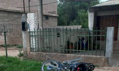 Siniestro en Chamical: Motociclista chocó un poste y fué trasladado de urgencia a la Capital