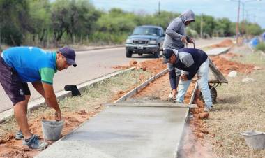 Plazoleta Eva Perón: Recambio de luminaria y remodelación del Boulevard Obispo Angelelli