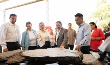 El gobernador visitó la cantera de laja La Filita donde entregó maquinaria y equipamiento 