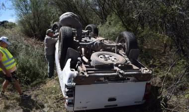Ñoqueve: Integrantes del Grupo Los Apasionados sufren un vuelco en la camioneta que viajaban
