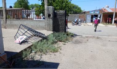Por un descuido, vehículo impactó contra una farmacia en Portezuelo