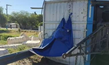 Volcó camión en Ruta 38 y Av. San Nicolás de Bari