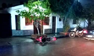 Chepes: Joven motociclista derrapa y cae pesadamente a la cinta asfáltica