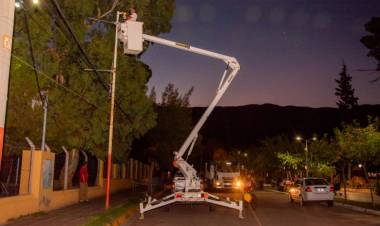 Ulapes: Se instalaron luminarias en la Plaza Virgen del Rosario