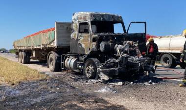 Pérdidas importantes en un camión que se incendió en ruta 38