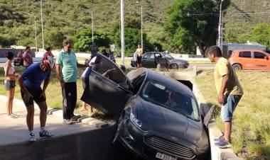 Perdió el control de su auto y terminó cayendo a un canal de desagüe