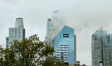 Controlaron el incendio en el edificio de Puerto Madero: hubo 100 evacuados