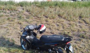 Dos jóvenes resultaron con lesiones leves tras caída en motocicleta en Av. Juan Manuel de Rosas