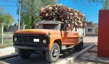 Secuestran cargamento de leña en Chepes por infracción a la Ley 13.273