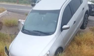 Chepes: automóvil cae en una alcantarilla