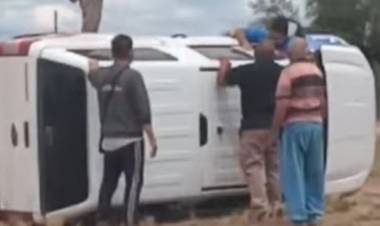 Ulapes: No hubo heridos en el vuelco de una camioneta de APOS