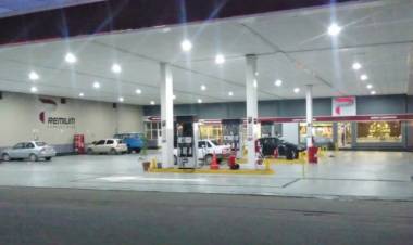 Chepes: Conductor llevo por delante bomba de combustible