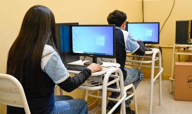 Educación entregó computadoras a escuelas técnicas para la formación de sus estudiantes