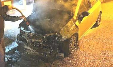 Chamical: se incendio un vehículo en el barrio municipal