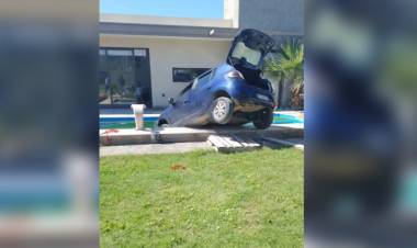 Un niño de dos años dio arranque a un automóvil y terminó colgando en una pileta