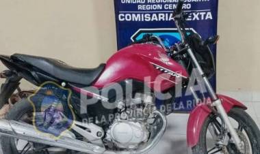 La Policia recuperó una motocicleta y varios elementos