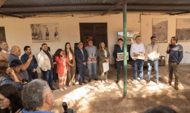 Presentan el "Bus Turístico" para recorrer la ruta del vino en la Costa Riojana