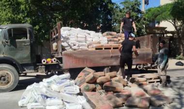 Mujer sufre heridas al ser impactada por varillas de hierro