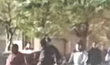 Chepes: jóvenes agreden con una patineta a otro