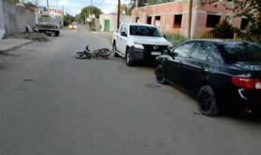 Ulapes: Motociclista resulta herido tras rozar un auto estacionado