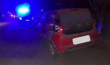 Chepes: moto impacta con automóvil estacionado