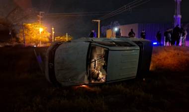 Automóvil impactó en rotonda tras falta de iluminación en la Ruta 38