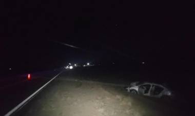 Castro Barros: Un auto volcó en el ingreso a Anjullón y su conductor fue trasladado al hospital