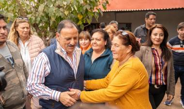 Chamical: vecinos afectados por el temporal recibieron a Quintela en sus viviendas refaccionadas