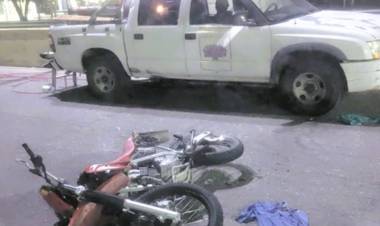 Motociclista perdió su pierna tras chocar una camioneta y atropellar a un peatón