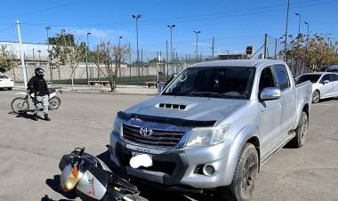 Chepes: colisión entre camioneta y motocicleta sobre Av. Belgrano