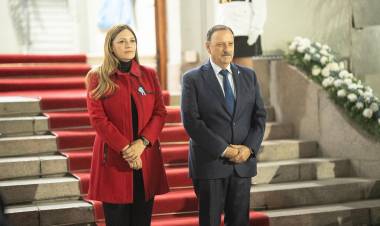 Ricardo Quintela encabezó los actos por el 25 de Mayo y homenajeó a los héroes patrios