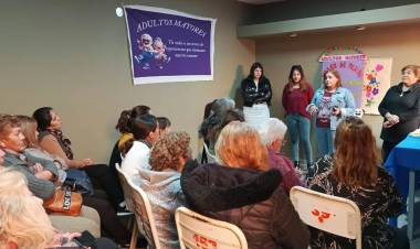 Desarrollo Social y Humano: dictan taller de tejido a adultos mayores