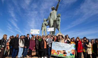 Capital: la maestra de la patria tiene su monumento en el parque de la familia