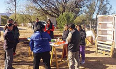 Feriantes de El Portezuelo se capacitaron en construcción de secaderos