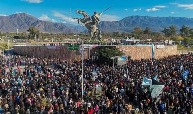 Miles de riojanos se movilizaron en defensa de la democracia