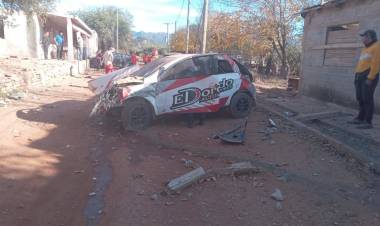 Dos autos de rally chocaron en Olta y una vecina terminó hospitalizada