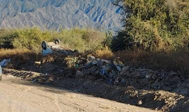 Hallan un auto volcado y abandonado en ex Ruta 38