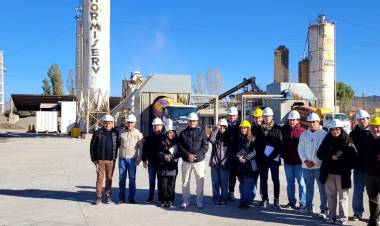 Alumnos de 6º de la especialidad M.M.O de la E.P.E.T.  Nº 1 visitaron la planta de hormigón "HORMISERV" en San Juan.