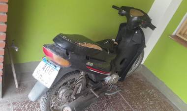 Chepes: motocicleta abandonada genera sorpresa en B° Radar