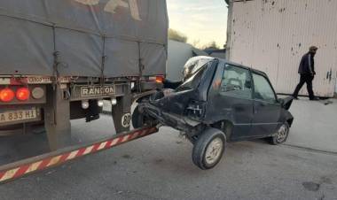 Camionero intentó girar en U y en contramano: produjo un fuerte siniestro