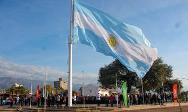 Municipio Capital colocó la bandera más grande en la vieja estación de trenes