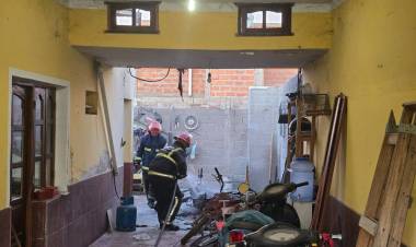 Chepes: motocicleta que se incendió en una vivienda