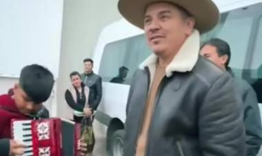 El folklorista Christian Herrera regaló un acordeón a Erick, un niño que conoció en el festival de Ulapes