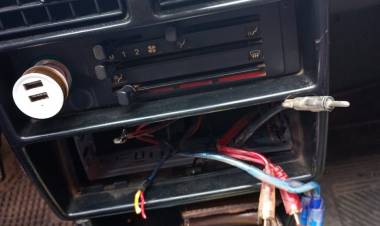 Robaron dinero y un estéreo del interior de un auto en Catuna