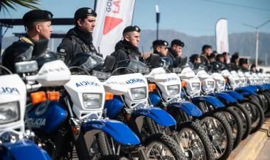 El gobierno entregó móviles a la policia y presentaron "parques y plazas seguras"